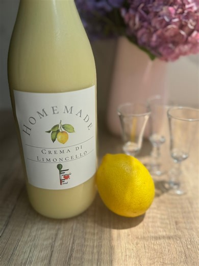 Making homemade Limoncello is a labor of love and it’s actually easier than you think! It’s strong stuff but I absolutely LOVE IT!! 🥰 Full recipe: https://frannielovesfood.com/traditional-napoletano-dishes/homemade-crema-di-limoncello/ INGREDIENTS 1 liter Grain Alcohol 7 – 8 Organic Lemons 500 ml Organic Whole Milk 500 ml Organic Heavy Cream 800-850 g Granulated Sugar 1/3 cup White Vinegar 1 tbsp Baking Soda INSTRUCTIONS Soak the Lemons in a bowl of water with a 1/3 cup White Vinegar and 1 tbsp
