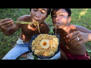 Primitive Eating - Awesome Cooking Chinese Noodles on a Rock and Delicious Eating