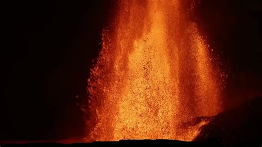 Kilauea volcano, Hawaii: Drone catches enthralling lava flow