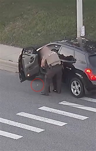 386K views · 5.8K reactions |  Un policía llegó justo a tiempo para...