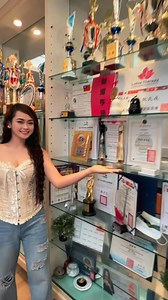 🏆 International award-winning artist Trained & recognized in Thailand, Korea & Japan 🥇 ✨ Owner of 3 beauty shops in Taipei ✨ Sobrang dami na niyang trophies at certificates 😍🏆 Lumaban at kinilala sa iba’t ibang bansa. -Thailand, Korea, at Japan ✨ Tunay na skilled, may experience, at nagtuturo na rin sa mga gustong mag-aral 🤍 Wala nang dapat patunayan!🫶 Kaya hindi ako nagdalawang-isip na magtiwala sa kanya 😍 Nguyễn Thị Phương Nhung Pitik Taiwan |Kim Caringal Photography #skilled #artist #v