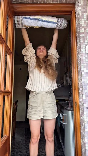 A rug for my Cashmere crocheted with recycled clothes and yarn scraps ♻️🧶 #knitdiet #crochet #crocheting #crochetersofinstagram #crochetrug #crochetpatternfree #crochetpatterns #scraprug | KnitDiet