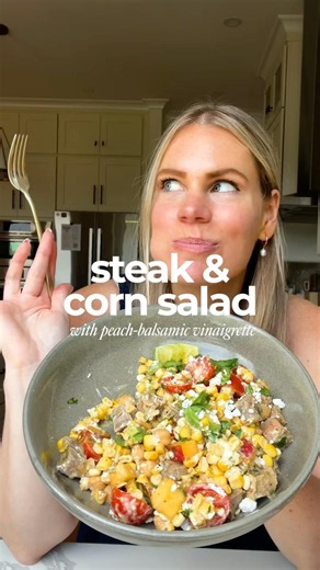 steak and corn salad with peach-balsamic vinaigrette 🌽🍑☀️💫 recipe in the description ⬇️