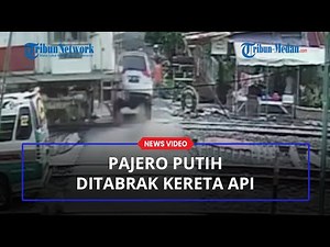 Pengemudi Diduga Sibuk Main HP, Mobil Pajero Putih Ini Ditabrak Kereta Api Hingga Ringsek di Medan