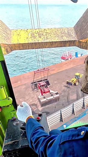 heavy crane lifting coal like a beast | operator POV