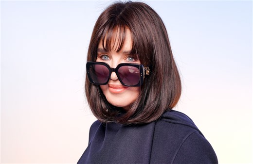 Avec son nouveau carré vintage, Isabelle Adjani illumine le front row du défilé Dior - Elle