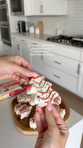 BETTER FOR YOU LITTLE DEBBIE CAKES?? (and taste better too!!) 👇🏼👇🏼 servings: 8 trees 200 calories (9f/27.3c/11.2p) ^ based on approximate percentages of each recipe used (75% of cake - save the rest to make cake pops with the remaining frosting and melted chocolate!!) INGREDIENTS: (cake) 1/2 cup (140g) non fat greek yogurt 1 cup (240g) unsweetened applesauce 1/2 cup zero cal sweetener (i use swerve granulated) 2 whole eggs 1 tsp vanilla extract 2/3 cup (83g) all purpose flour 1 scoop vanilla