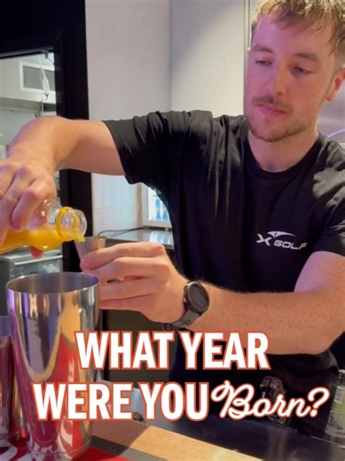 Chilling with the dinosaurs 🦖🦕 #whatyearwereyouborn #heycaddy #miniputt #minigolf #dinosaurs