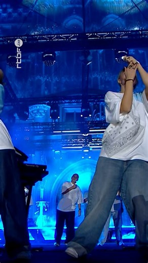 Alex Germys a offert un moment hors du temps ! Un medley fait des voix des plus grands artistes belges sur une mélodie inédite. Accompagné des danseurs de 2MAD, il a embarqué la Grand-Place dans un moment de danse et mélancolie | RTBF