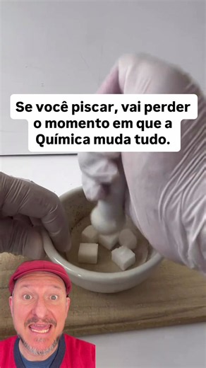 🚨 Eu duvido que você descubra o final deste experimento antes dele acontecer. Nos primeiros segundos parece que não está acontecendo absolutamente nada. Só açúcar. Só alguns movimentos repetitivos. Só uma mistura sendo triturada. Mas existe um motivo para químicos nunca julgarem uma reação pela aparência. Misturado ao açúcar está o permanganato de potássio, um poderoso agente oxidante. Quando o atrito aumenta o contato entre os reagentes e fornece energia suficiente para iniciar o processo, a s