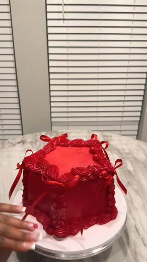 Make a last minute star cake with me as a teen baker ⭐️ #starcake #vintagecake #houstontx #starrbakery #5stargirl #teenbusinessowner #baketok #christmasbaking #holidaybaking #fypシ゚#baker #cakedecorating #trendingreelsvideo | Starrbakery3