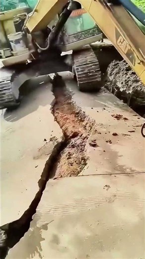 Construction accident! Excavator crushes road instantly
