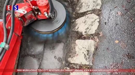 3000 munkaórát töltött az útszélek takarítással idén a Városfejlesztő Kft. Tovább folytatja az útpadkák takarítását a Városfejlesztő Kft., kihasználva a kedvező, fagymentes időjárást. Az idei évben már 85 váci úton vagy utcában végeztek ilyen munkálatokat az önkormányzati cég dolgozói, több száz kilométer hosszú szakaszon, mondta el a Híradónak a Városfejlesztő Kft. részlegvezetője. | ESTV