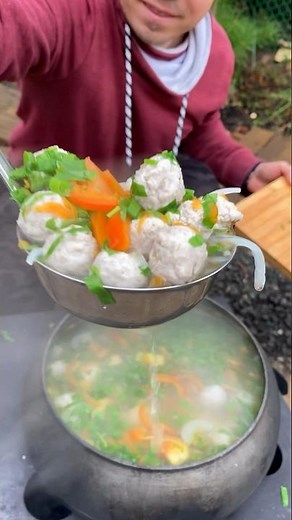 СУП С ФРИКАДЕЛЬКАМИ НА КОСТРЕ