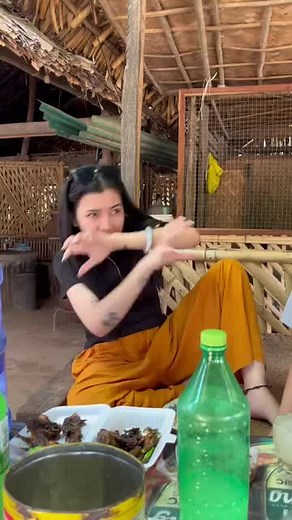 ရွှေမဘုံ: သင်္ကန်းနှင့် တရူးတွေက ဖျော်ဖြေရန်