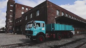 Technology from the past that still touches us today: the 7th Historic Container Handling Event at the Port of Hamburg was attended by 300 classic vehicle fans. Here’s a little impression of what it looked like and for the whole story check out RoadStars: https://roadstars.mercedes-benz.com/en_GB/magazine/collection/classic-vehicle-characteristics/historic-container-handling-event-enter-the-ng-1632.html #RoadStars #Mercedes #MercedesBenz #MercedesBenzTrucks #Trucks | Mercedes-Benz Trucks