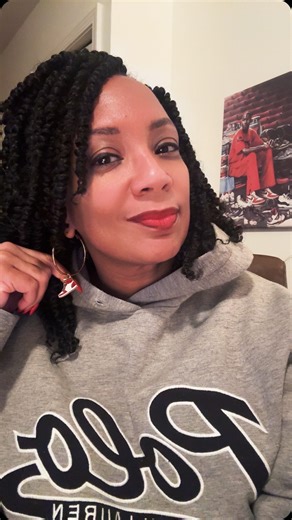 SARA on Instagram: "Winter sneaker choices always spark conversation. Some people wear sneakers straight through the season, some switch to winterized pairs, and some live in boots until spring. There’s no right answer. It really depends on where you live and how you move through winter. Sneaker love doesn’t stop in December. It just gets more practical. #SneakerAuntie #SneakerStyle #WinterStyle #GenX"