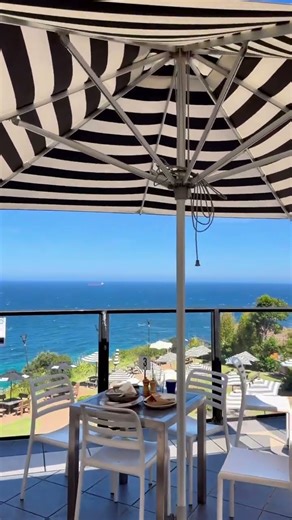 A special cafe with ocean view and a dine-and-dash customer.