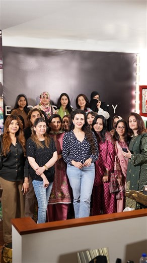 It’s my Beauty Masterclass/ My Ted talk 🙌🏽 📣𝐊𝐀𝐑𝐀𝐂𝐇𝐈 𝐌𝐚𝐬𝐭𝐞𝐫𝐜𝐥𝐚𝐬𝐬𝐞𝐬 𝐚𝐫𝐞 𝐛𝐚𝐜𝐤! This isn’t just another makeup class,it’s an immersive beauty education that will elevate your artistry, refine your skills & transform your entire approach to makeup! Whether you’re a beauty enthusiast, a budding artist, or a pro looking to sharpen your techniques, my Masterclass is designed to give you expert-level knowledge & confidence. 💡 What makes my classes truly unique? 🔹 Live Demo