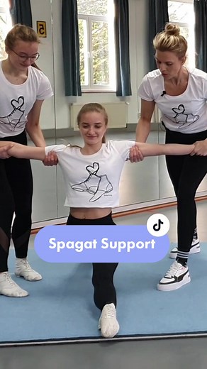 Der Spagat ist eines der wichtigsten Elemente im Gardetanz. Und die gute Nachricht vorweg: Mit dem richtigen Training kann jeder den Spagat lernen. Was dabei hilft ist das Heranführen an die Bewegung mit Unterstützung der Trainerin.In der Masterclass mit den amtierenden deutschen Trizemeisterinnen der TK Rote Husaren Neuenkirchen lernst du, wie du dich für den Spagat aufwärmst und dehnst und mit welchen Hilfestellungen Tänzer:innen beim Erlernen unterstützt werden können. Alle Infos zur Mastercl