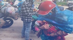 Covid-19: Bà con về quê vì Sài Gòn phong toả Thành phố Hồ Chí Minh, đầu tàu kinh tế Việt Nam khựng lại vì phong toả chặt chẽ chưa từng có. Nhiều người lao động đã không thể cầm cự ở lại Sài Gòn sau khi bị mất việc làm. Hàng ngàn người phải chạy xe máy ra khỏi vùng dịch TP.HCM, Bình Dương...để trở về quê ở một số tỉnh miền Trung. Đem theo tất cả hành lý, họ phải vượt qua hành trình hơn 1.000 km trong hơn 30 giờ đồng hồ. Không tàu xe, chiếc xe máy đã chở theo cả gia đình cùng tất cả tài sản mà họ 