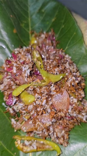 Also, did you know that people eat weaver ants (salamọ́/talamọ́)? Yes, they're edible and people in Asia eat them. In fact, one kilogram of these ant cost twice the amount for one kilogram of beef