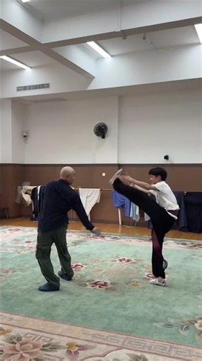 Watch Teacher Zhang Xiaobo Unveil the Majestic Opening of Peking Opera