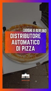 Pizza dal distributore automatico? Ebbene sì, in Germania succede anche questo! 🍕 Siamo sulla Köpenicker Straße, dove una macchina sforna pizze calde in soli 4 minuti. Perfetta per chi è di corsa o vuole provare qualcosa di insolito. Abbiamo fatto il test: croccante, calda e… stranamente “buona”! 😅 E tu, avresti il coraggio di provarla? Faccelo sapere nei commenti! 👇 | Berlino Magazine