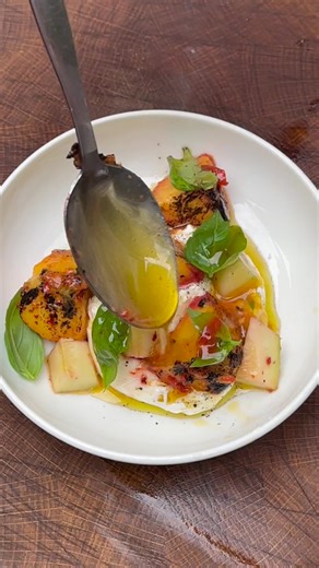 Grilled peaches with burrata #foodyouwanttoeat #summerfood #peach #peaches #burrata