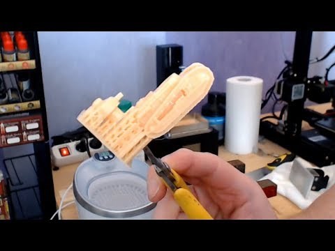 Ultrasonic cleaner for figurines