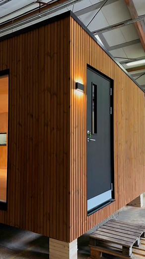 Er du på udkig efter et anneks i særklasse, så har vi det! Anneks bygget i de bedste materiale og med et udtryk ud over det sædvanlige. Kom forbi og se det! #thermowood #boligindretning #bolig # #anneks #sommerhus #danskdesign #danskproduceret #kvalitet #airbnb #haveliv #gæstehus | Små Huse