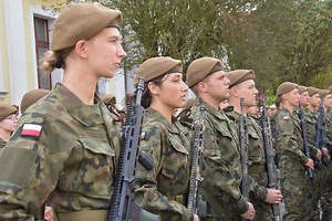Żołnierze Wojsk Obrony Terytorialnej złożyli przysięgę w Kluczborku. Na rynek wjechał nawet czołg