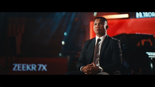 พัฒนา | ไม่หยุดยั้ง | แม่นยำ ศิลปะแห่ง แม่ไม้มวยไทย — จังหวะรุก รับ และการตอบโต้ที่แม่นยำและงดงาม — ถูกถ่ายทอดอย่างสมบูรณ์แบบผ่านไอคอนของไทย บัวขาว บัญชาเมฆ นักมวยที่เป็นมากกว่านักสู้ แต่คือ สัญลักษณ์ของ Local Spirit ที่ก้าวไกลในระดับโลก เช่นเดียวกับ ZEEKR 7X ที่ไม่ใช่แค่ยนตรกรรมไฟฟ้า แต่คือการหลอมรวม ดีไซน์เหนือกาลเวลา เทคโนโลยีอัจฉริยะ และนวัตกรรมความปลอดภัยขั้นสูง เพื่อสร้างมาตรฐานใหม่ของการเดินทางที่ทั้งทรงพลังและน่าจดจำ การจับมือกันระหว่าง บัวขาว — ไอคอนแห่งศิลปะการต่อสู้ไทย และ ZEEKR — แบร