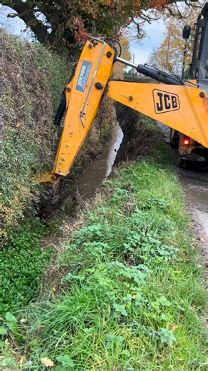 Spot of ‘legs up’ ditching, won’t be to everyone’s taste but it suits us in certain applications (The cameraman was also manning the broom to keep the road tidy and the customer owns the field where the muck was getting put!) | Jones contracting