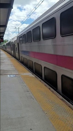 NJ Transit Cab Car No. 7036 arrives at Metropark train station