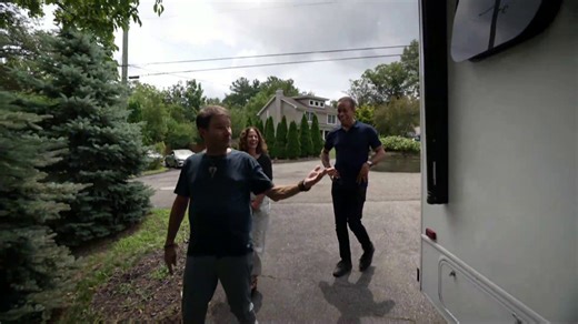 CBS News’ John Dickerson and Maurice DuBois sign off from the CBS Evening News anchor chairs one last time. | CBS Evening News