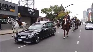 53K views · 3.4K reactions | El Regimiento de Granaderos a Caballo "General San Martin", Escolta Presidencial de la República Argentina, realizó la última escolta al ex Presidente de la Nación Dn. Fernando De la Rúa. | Regimiento de Granaderos a Caballo "General San Martín" | Facebook