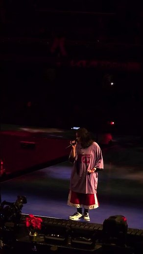 Billie Eilish Performs Birds of a Feather Live in LA 🕊️✨