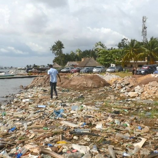En Côte d'Ivoire, on n'a pas beaucoup de moyens, mais on a des idées ! Comme cette île construite à partir de déchets en plastique. 🏝 Une initiative pour protéger l’environnement. ➡ arte.app.link/JournalARTE | ARTE Info
