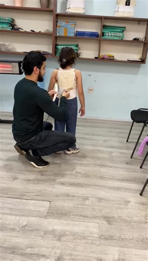 🔷 Uşaqlarda onurğa əyrilikləri vaxtında aşkar olunarsa, nəzarət altına almaq mümkündür. 9 yaşlı qız uşağı üçün: ✔ II dərəcə skolioz ✔ I dərəcə kifoz Fərdi hazırlanmış korset düzgün nəzarət = daha sağlam duruş#korset #skolioz #kifoz #onurğa #travma