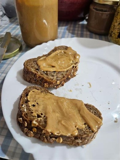 Φρέσκο φυστικοβούτυρο με μέλι και μαύρο ψωμί, φουλ υγιεινό πρωινό με 3 υλικά!