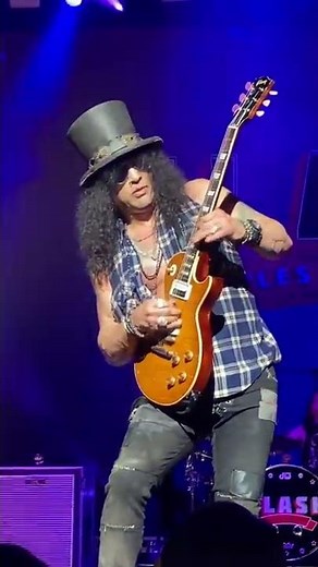 #Slash breaks string on his Original Million dollar Les Paul AND FINISHES THE SOLO! #gunsnroses