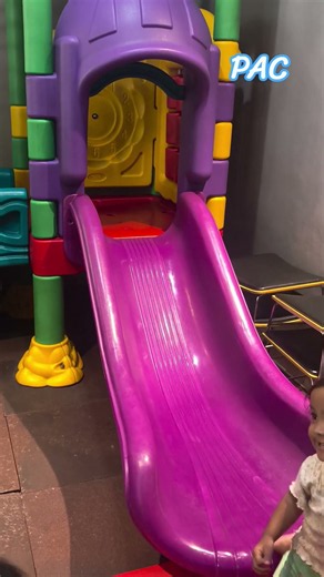 GEMOY BANGET! Bocil Ketagihan Meluncur di Perosotan Ungu Playground