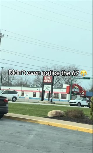 GAGS on Instagram: "日本利用压电瓷砖将脚步转化为电能。这些瓷砖捕捉来自你脚步的动能。当你行走时，你的重量和动作会对瓷砖产生压力。瓷砖会轻微弯曲，从而产生机械应力。瓷砖内部的压电材料将这种应力转化为电能。每一步都会产生少量电荷，而数百万步结合在一起就能产生足够的电力来驱动LED 灯、数字显示屏和传感器。在像涩谷车站这样繁忙的地方，每天大约有240万个脚步为这一系统作出贡献。这些电能可以被储存或立即使用，从而减少对传统电力来源的依赖，并支持可持续的城市基础设施。这种方法将日常运动转化为实用的可再生能源 ＃日本#知识#事实#你知道吗#推荐#科技 #创新 #历史#技术＃实验#热门"