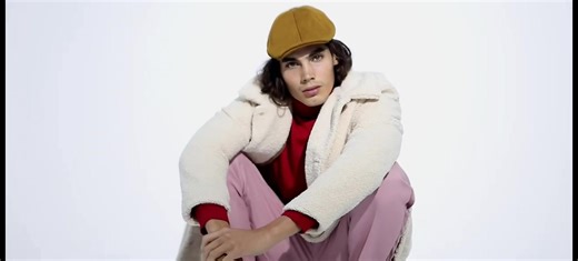 Vito Basso - Italian 🇮🇹 surfer and influencer known for his beach-themed photographs. His vitobss Instagram account has over 40,000 followers. Before fame He was a model for magazine covers such as 5 Eleven and Rollacoaster. Trivia He is the founder of the activist magazine called The Waking Gap. The publication interviews indigenous activists and discusses new age spirituality. Family life He was previously dating a girl named Gaby Filippo. He has been In a relationship with German model Birg