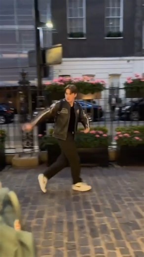 Instagram video by 𝑘𝑖𝑡 𝑐𝑜𝑛𝑛𝑜𝑟 • Dec 7, 2025 at 10:32 AM