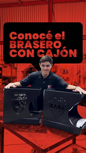 🔥Conocé algunas características de nuestro brasero con cajon⬇️ ✅Cuerpo de chapa de 3,2mm. ✅Parrilla de hierros flotantes: estructura fuerte y durable. ✅Dos tamaños disponibles. ✅Bandeja gratinadora para aprovechar mejor el fuego. ✅Iniciador de fuego incluido. ✅Diseño de los laterales personalizable. Podes conseguirlo en nuestra tienda con envío gratis a todo el país 🇦🇷 ingresando al link de nuestro perfil 🔗 #brasero #parrilla #fuego #parrillerosargentinos