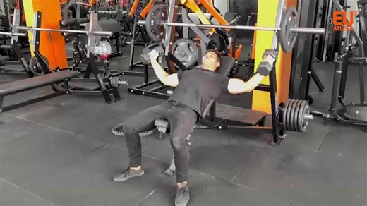 Treino de peito - crucifixo inclinado com halteres