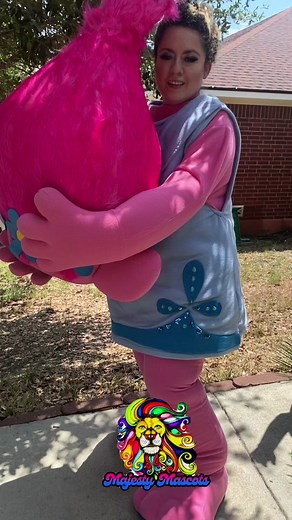 A little behind the scenes with Poppy haha 💕 #poppy #trolls #behindthescenes #trollspoppy #majestymascots #mascotcharacters #kidsentertainment #sanantonio
