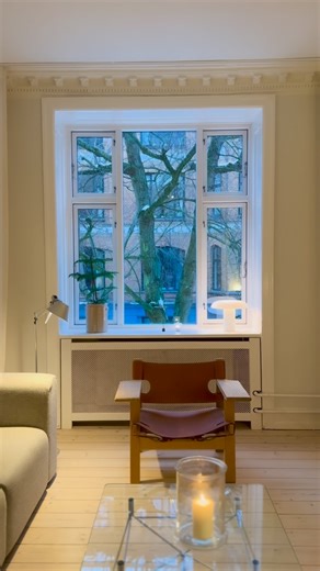 Ejendomsmæglerfirmaet Vogel & Vandel on Instagram: "NYHED PÅ FREDERIKSBERG C ✨☀️ 9.995.000 kr. 104 m² 4 værelser Sydvendt altan Her får du en lejlighed, hvor planløsningen virkelig spiller. To smukke stuer en suite med masser af lys og imponerende loftshøjde, to gode soveværelser og en indretning, der både fungerer til hverdagen og når der skal dækkes op til gæster. Stilen er klassisk og herskabelig med smuk stuk, højt til loftet og en helt særlig atmosfære, som man kun finder i de ældre Frederi